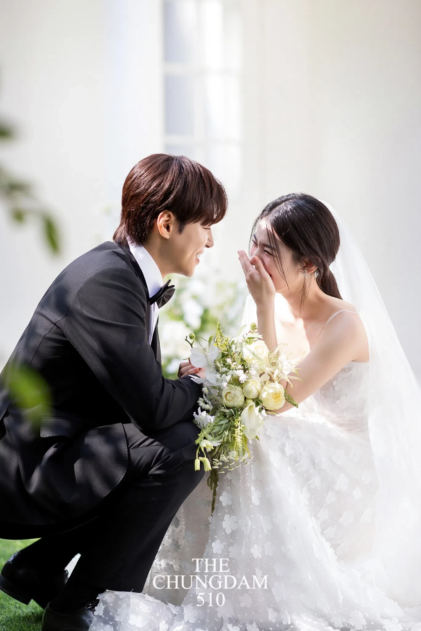 가든과 플로럴 배경이 드레스 실루엣을 부드럽게 감싸, 밝고 로맨틱한 내추럴 무드를 보여주는 컷입니다.