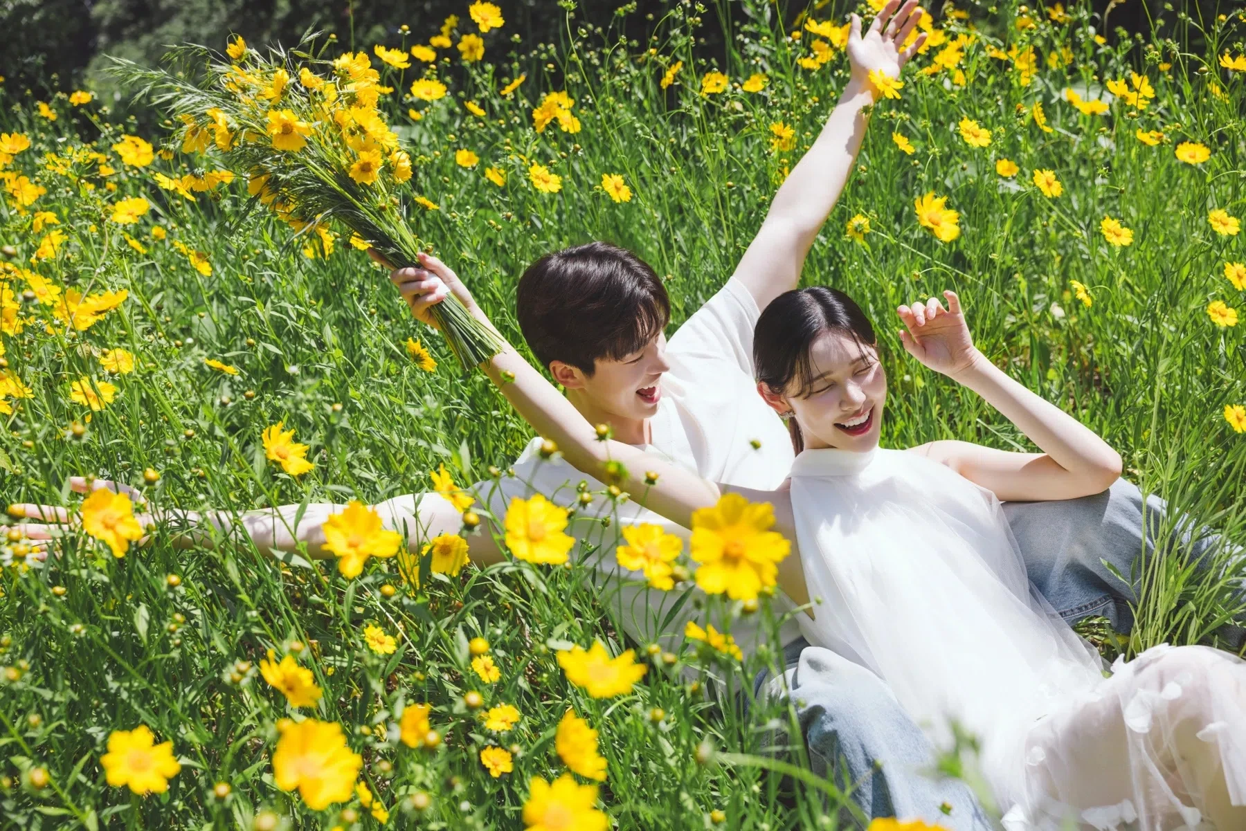 yellow flower garden의 계절감과 동선을 살린 야외 스토리 컷입니다. 자연스러운 움직임과 초록 배경을 원하는 커플에게 어울립니다.