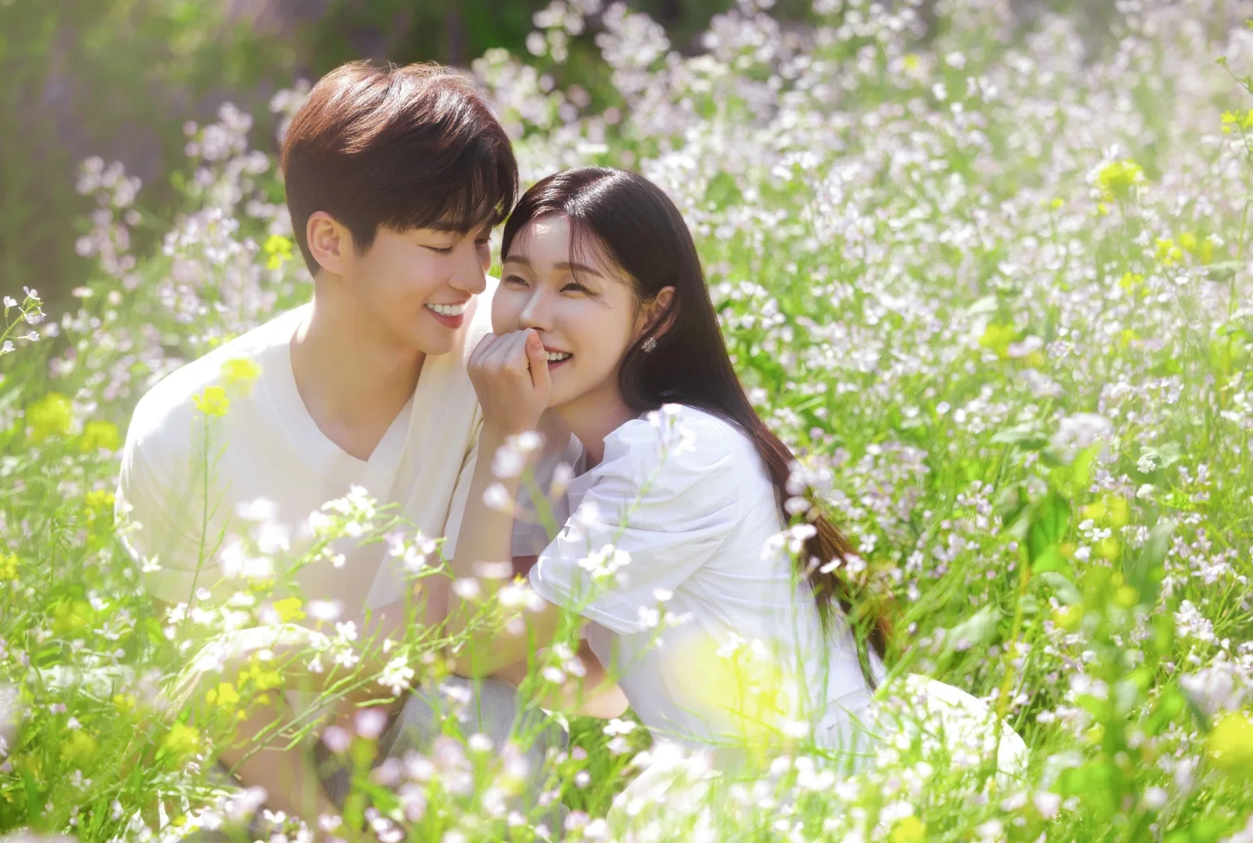 flower garden의 계절감과 동선을 살린 커플 클로즈업입니다. 자연스러운 움직임과 초록 배경을 원하는 커플에게 어울립니다.