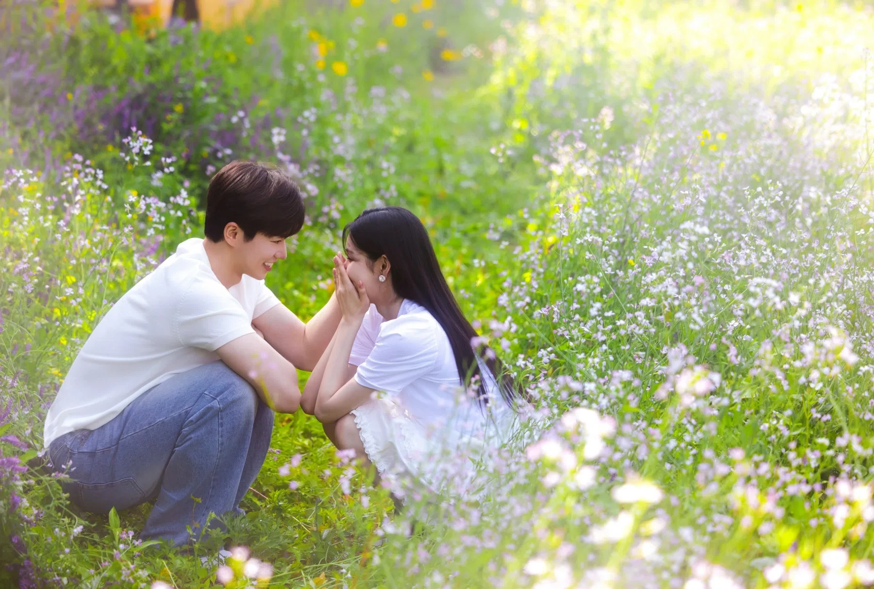 flower garden의 계절감과 동선을 살린 포즈 중심 커플 컷입니다. 자연스러운 움직임과 초록 배경을 원하는 커플에게 어울립니다.