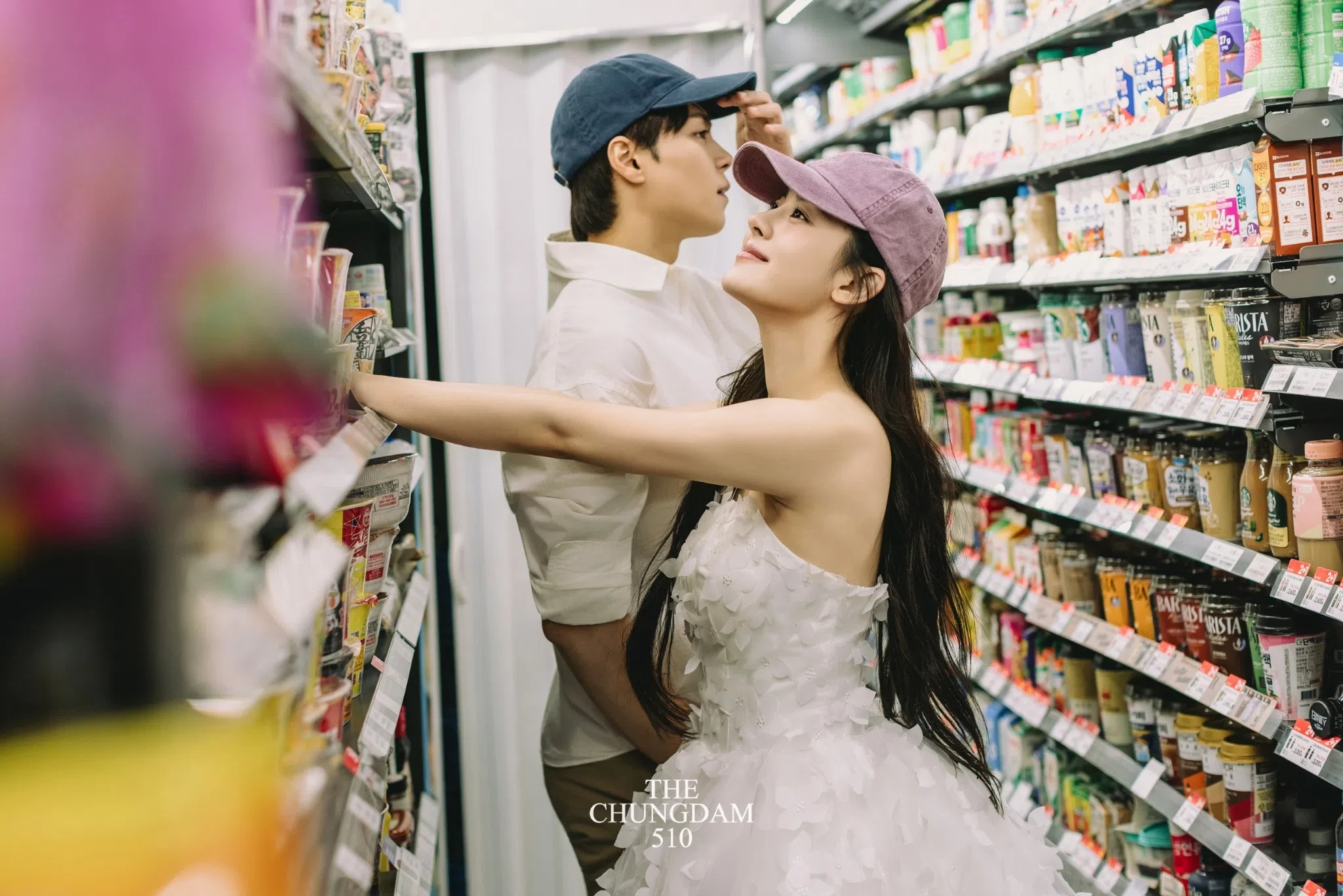 청담 거리의 움직임과 도심 조명이 더해져, 스튜디오 컷 사이에 도시적인 리듬을 만드는 로드스냅입니다.