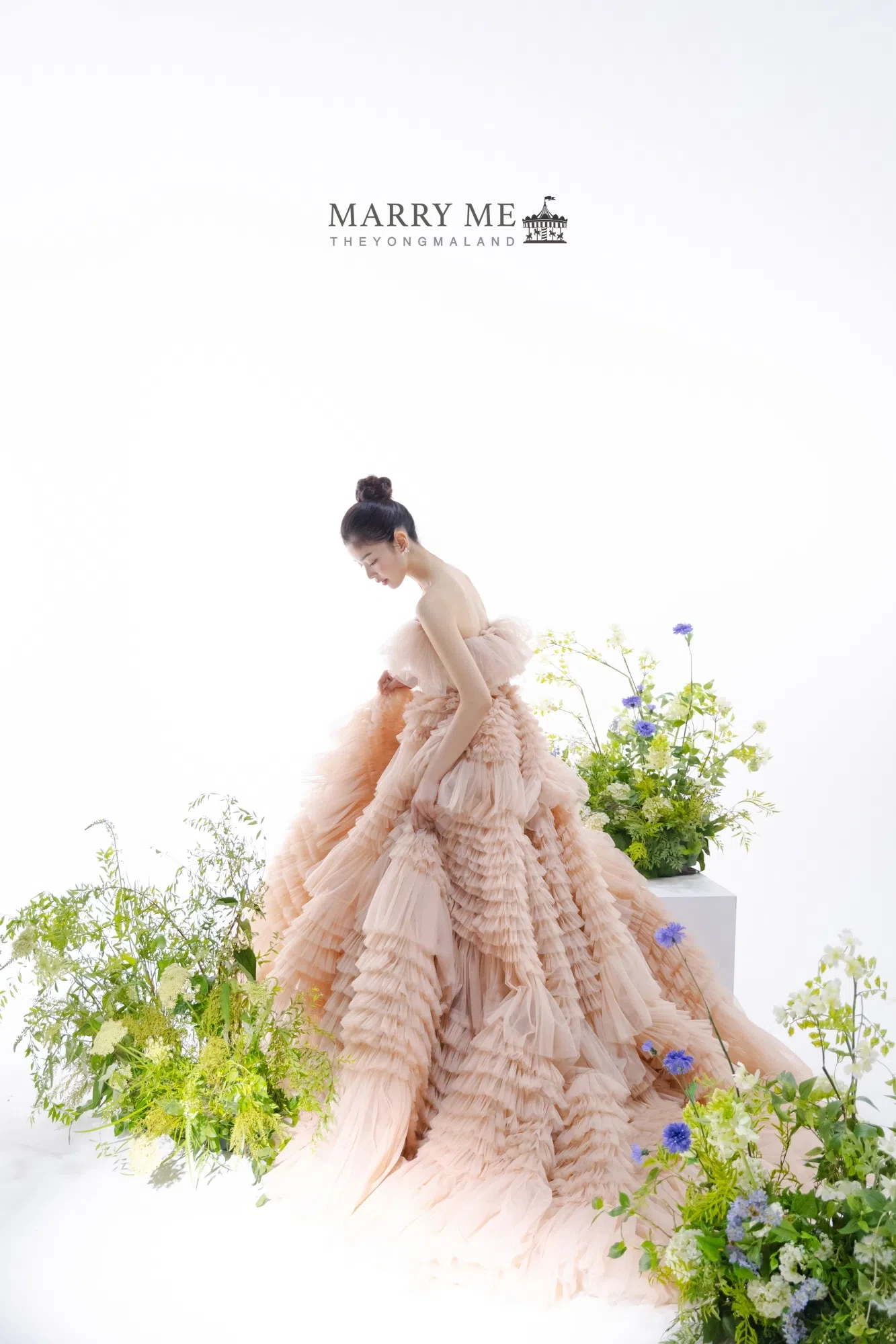 블랙 드레스와 절제된 배경 대비가 시네마틱한 분위기를 만들어, 감각적인 에디토리얼 컷으로 읽히는 장면입니다.