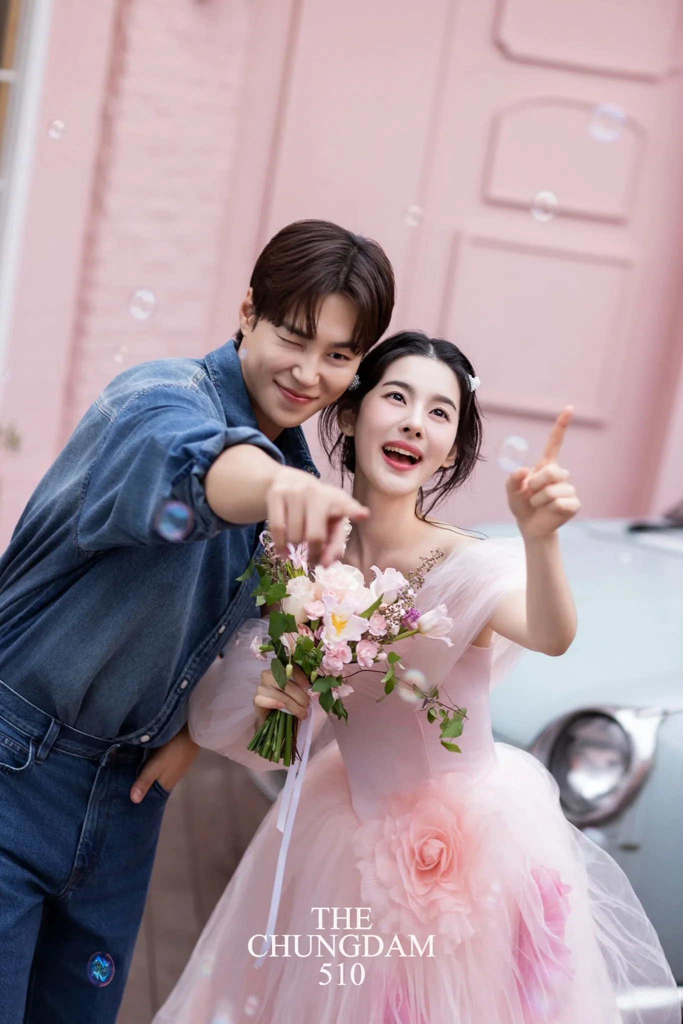 청담 거리의 움직임과 도심 조명이 더해져, 스튜디오 컷 사이에 도시적인 리듬을 만드는 로드스냅입니다.