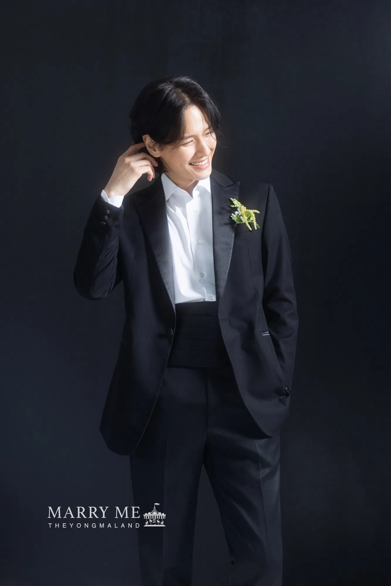부드러운 하이키 톤과 창가 분위기가 베일과 드레스 질감을 살려, 깨끗하고 여성스러운 무드를 보여줍니다.
