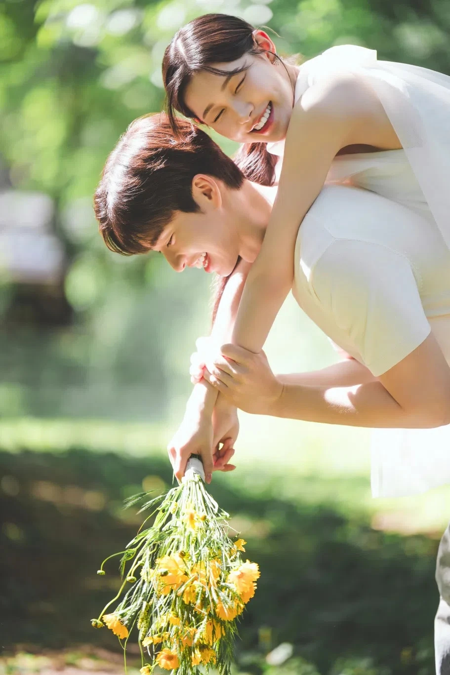 초록 정원의 계절감과 동선을 살린 라이프스타일 커플 컷입니다. 자연스러운 움직임과 초록 배경을 원하는 커플에게 어울립니다.