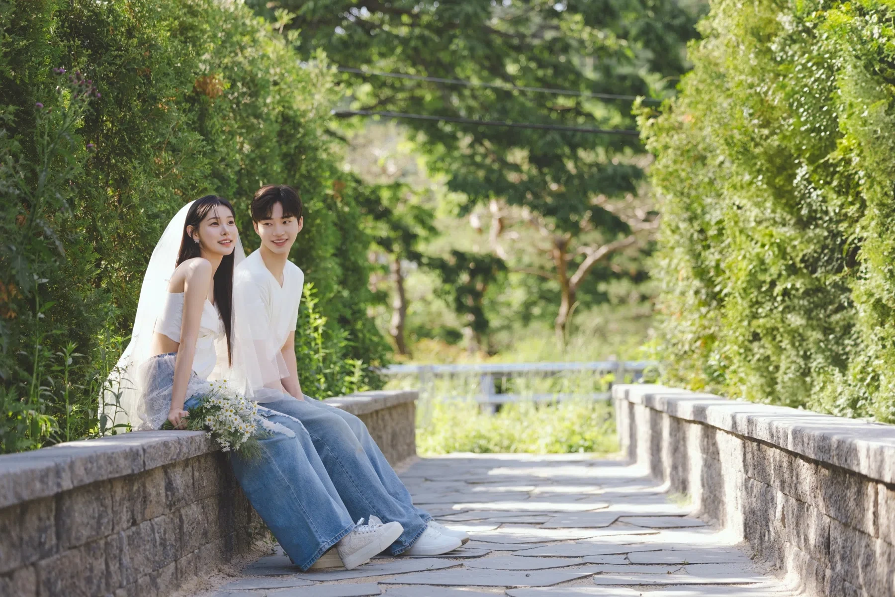 stone path의 계절감과 동선을 살린 라이프스타일 커플 컷입니다. 자연스러운 움직임과 초록 배경을 원하는 커플에게 어울립니다.