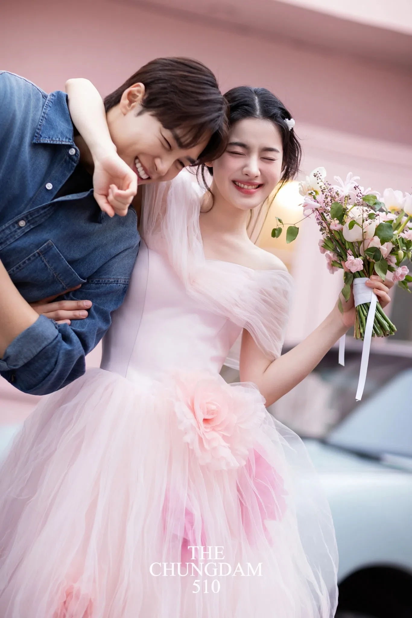 청담 거리의 움직임과 도심 조명이 더해져, 스튜디오 컷 사이에 도시적인 리듬을 만드는 로드스냅입니다.