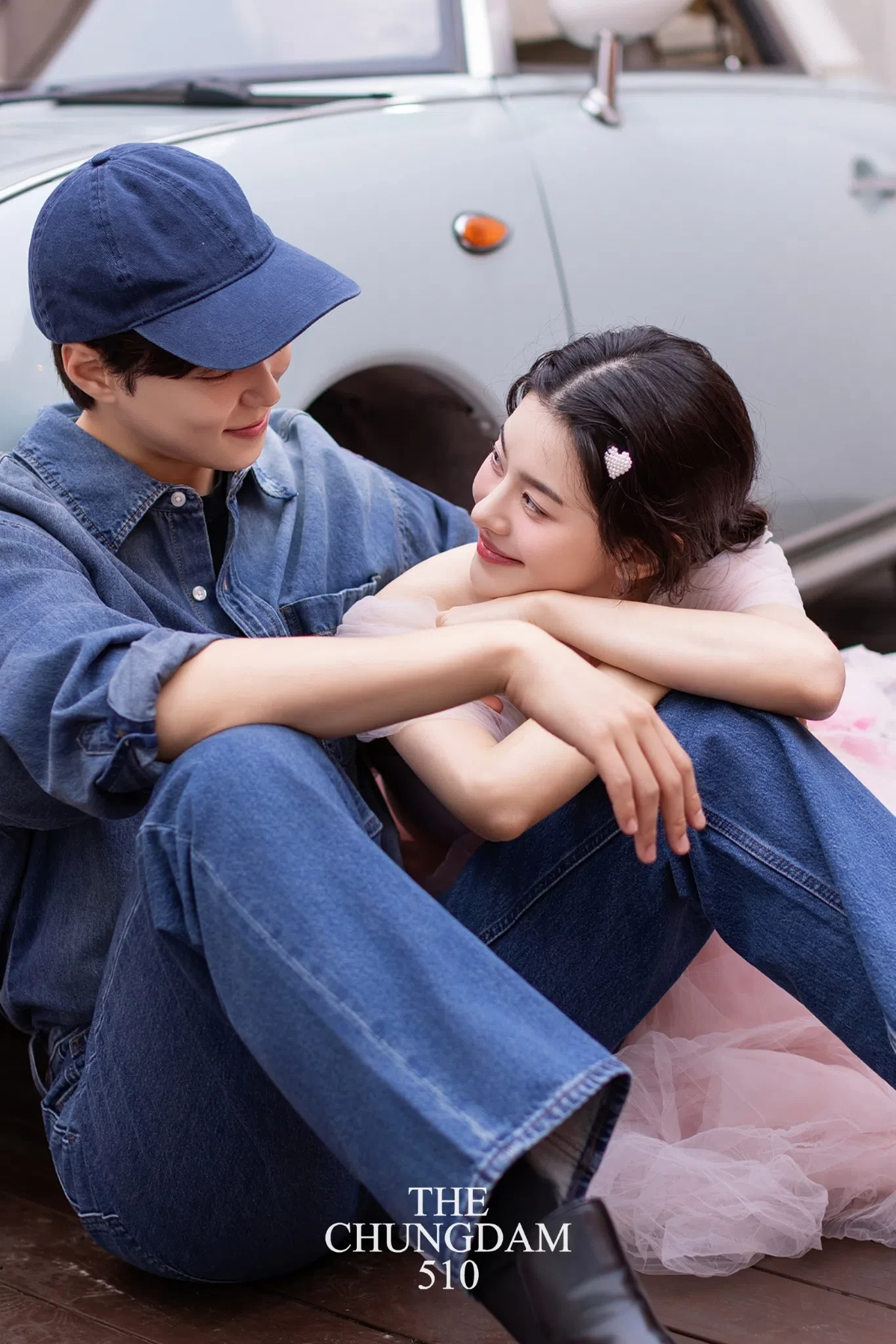 청담 거리의 움직임과 도심 조명이 더해져, 스튜디오 컷 사이에 도시적인 리듬을 만드는 로드스냅입니다.