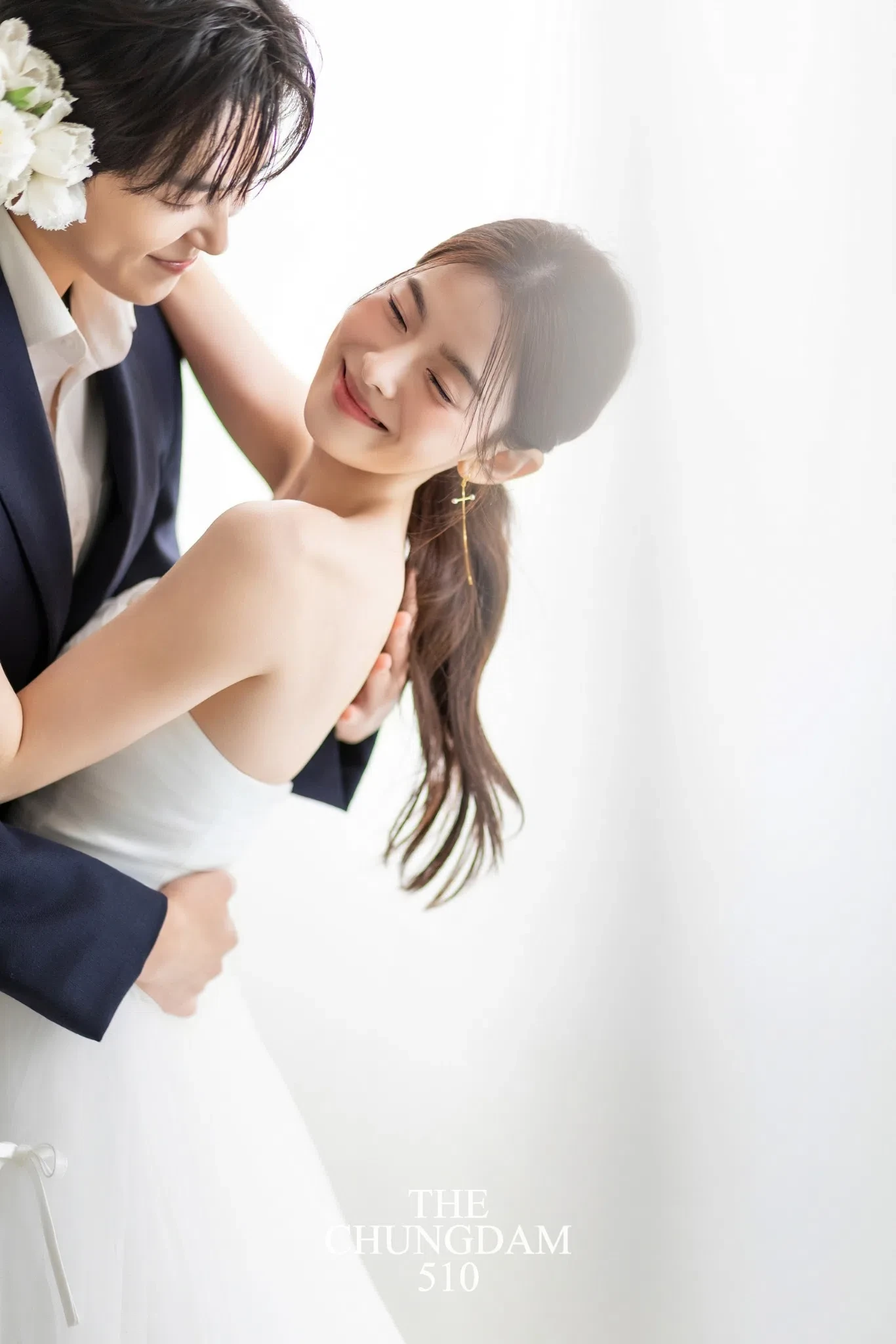 청담 거리의 움직임과 도심 조명이 더해져, 스튜디오 컷 사이에 도시적인 리듬을 만드는 로드스냅입니다.