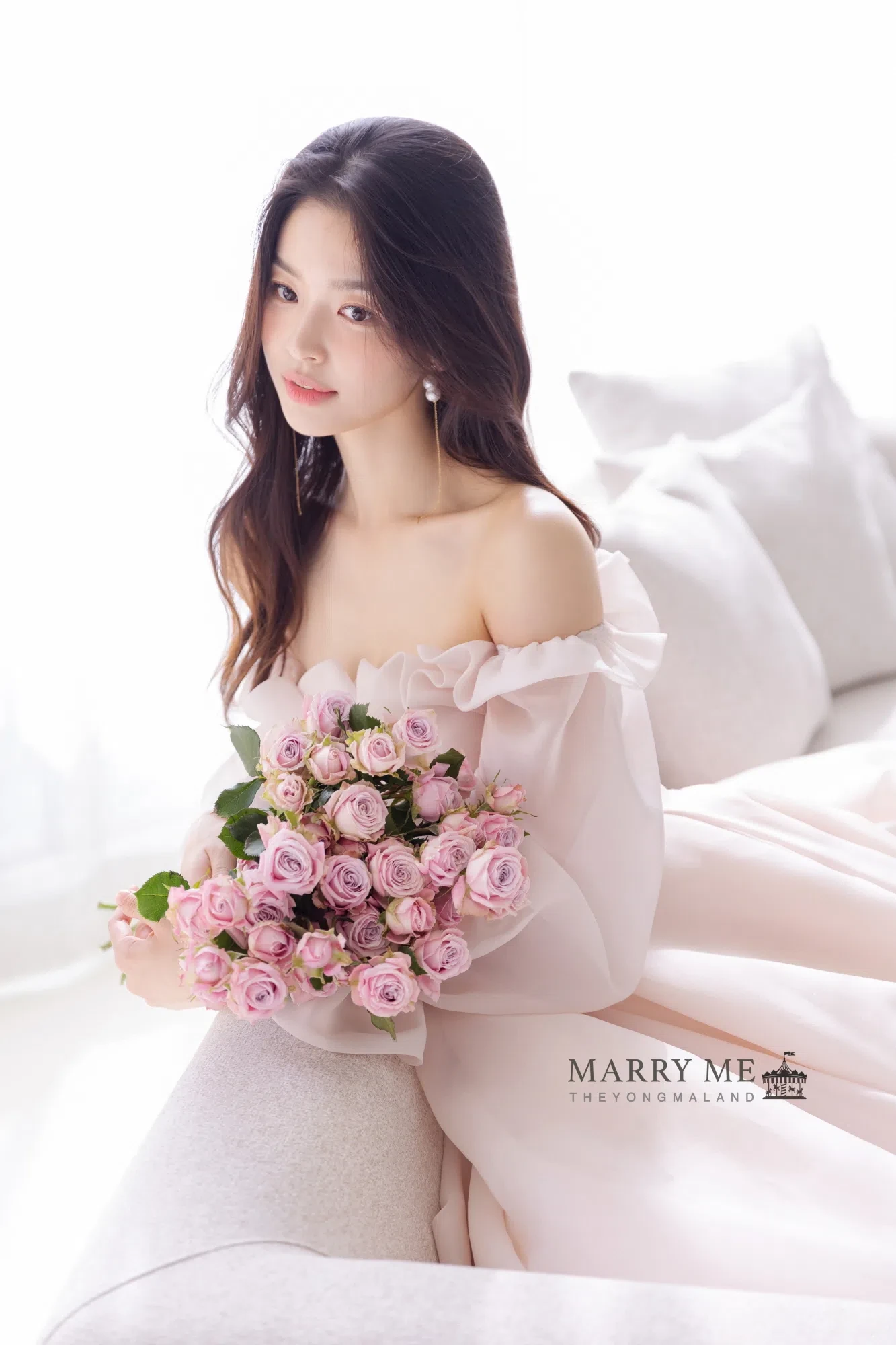 부드러운 하이키 톤과 창가 분위기가 베일과 드레스 질감을 살려, 깨끗하고 여성스러운 무드를 보여줍니다.