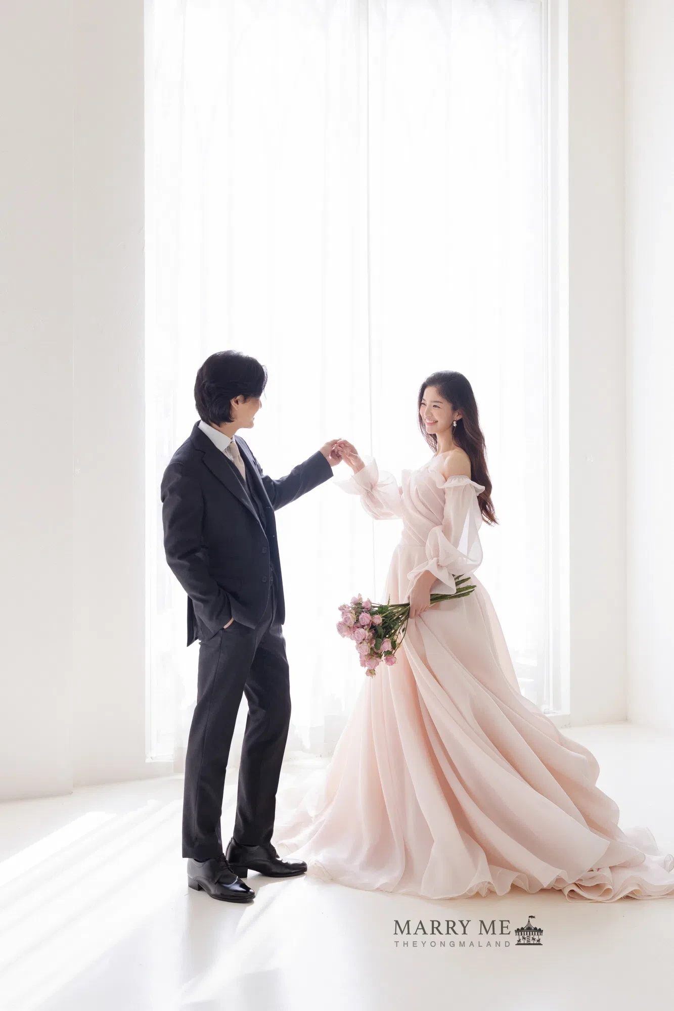 낮의 회전목마 배경이 경쾌한 움직임을 더해, 동화적이고 밝은 용마랜드 무드를 보여주는 장면입니다.
