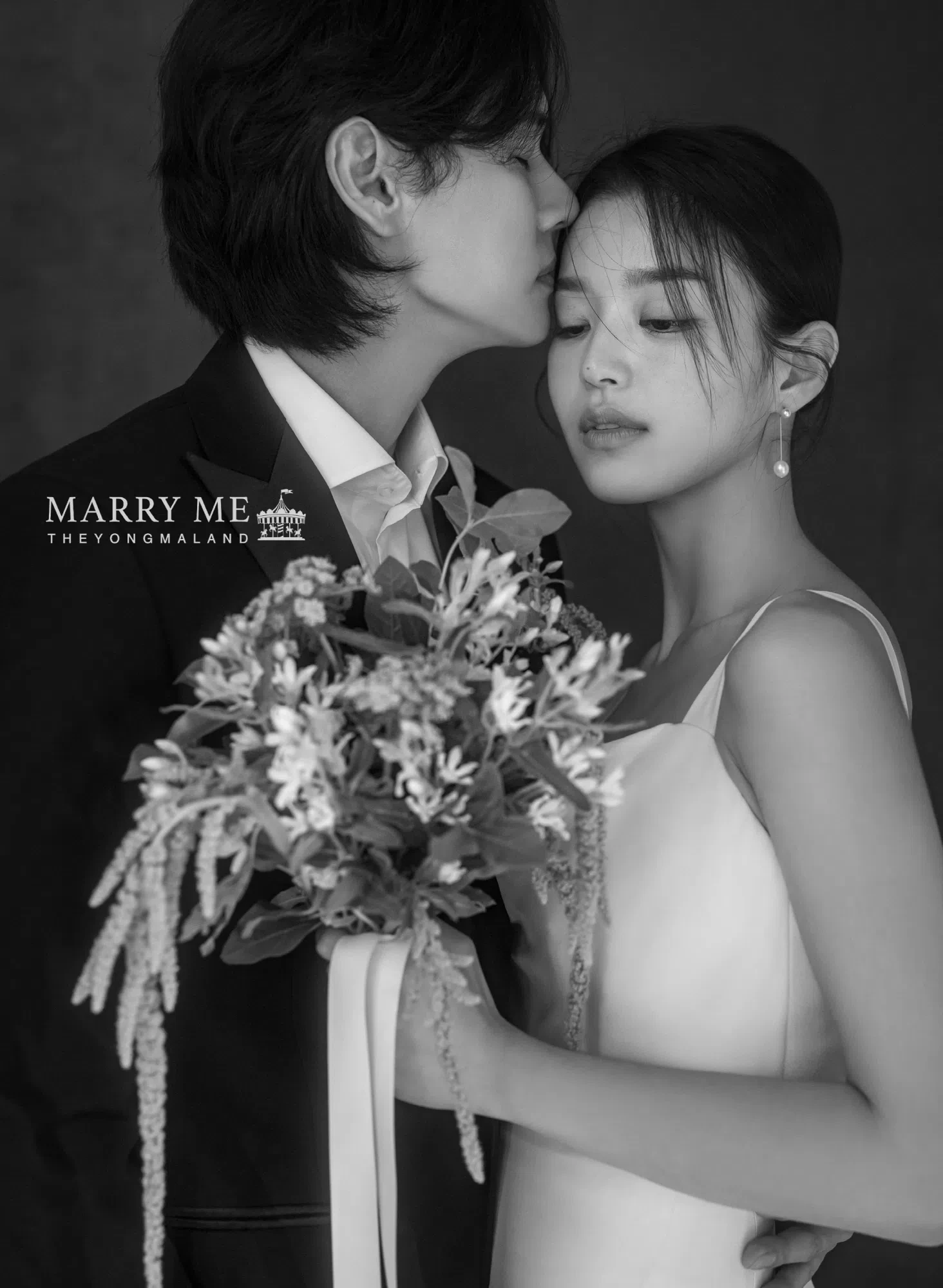 노을빛 역광이 신부의 실루엣의 실루엣을 감성적으로 정리해, 낮과 밤 사이의 로맨틱한 전환을 보여줍니다.