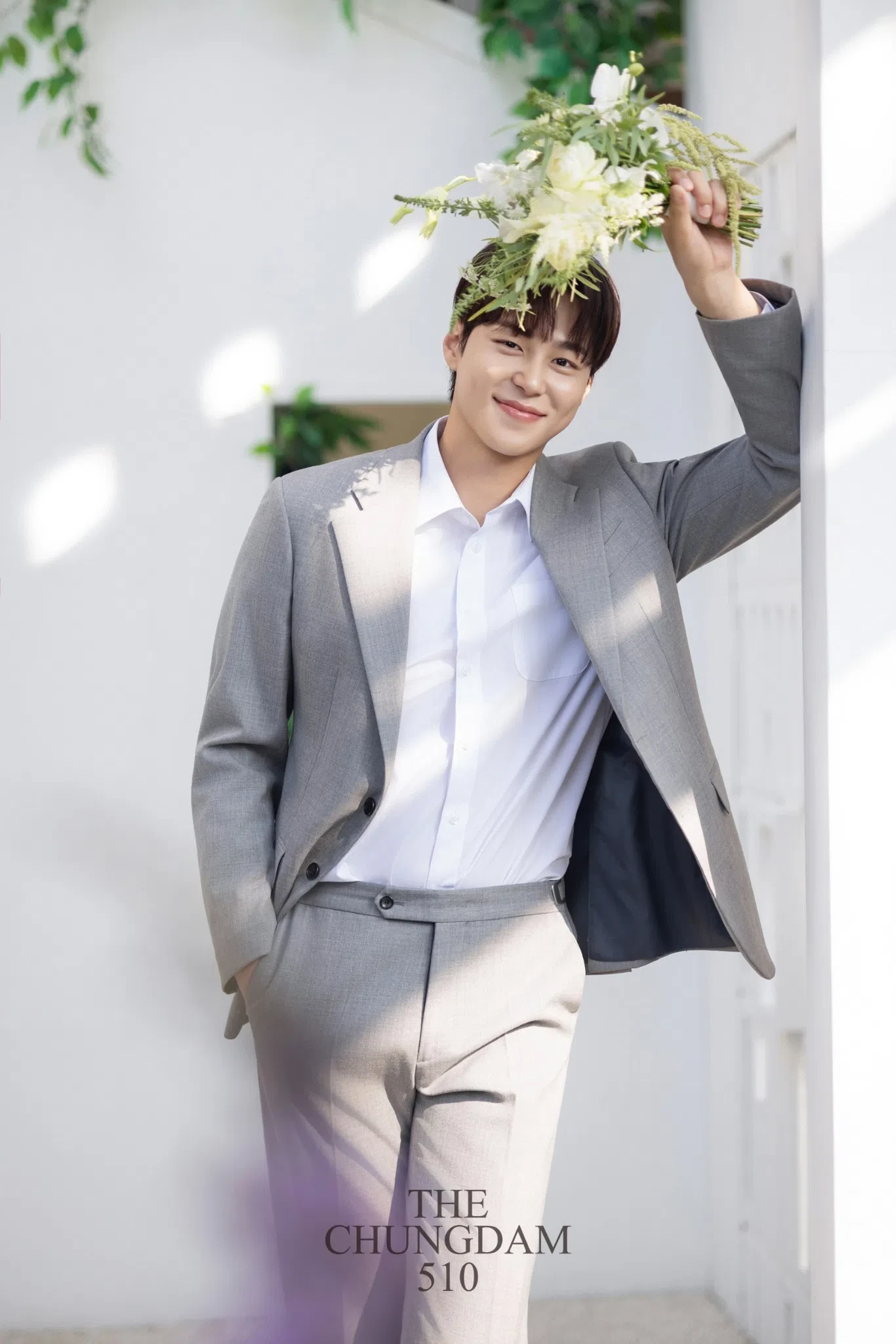 화이트 스튜디오와 부드러운 빛이 인물선을 깨끗하게 정리해, 단정한 스튜디오 무드를 비교하기 좋은 컷입니다.
