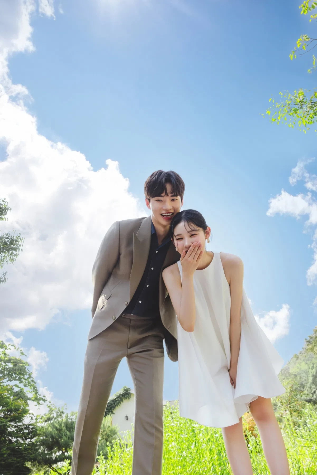blue sky garden의 계절감과 동선을 살린 라이프스타일 커플 컷입니다. 자연스러운 움직임과 초록 배경을 원하는 커플에게 어울립니다.