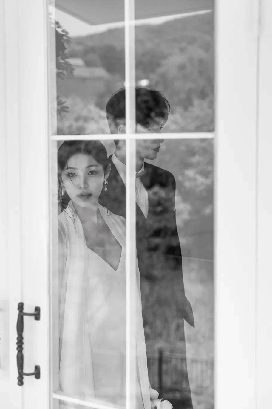 window reflection bw의 자연광과 여백을 살린 아트 콘셉트 커플 컷입니다. 의상 실루엣과 표정 중심의 깨끗한 무드를 확인하기 좋습니다.