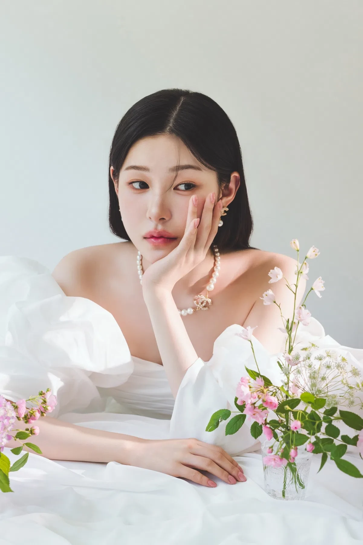 화이트 테이블 플라워 세트의 자연광과 여백을 살린 신부 단독 포트레이트입니다. 의상 실루엣과 표정 중심의 깨끗한 무드를 확인하기 좋습니다.