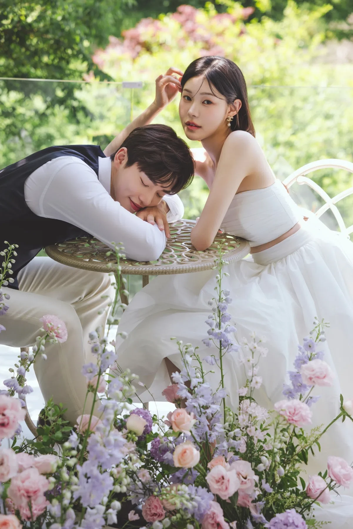 화이트 테이블 플라워 세트의 자연광과 여백을 살린 라이프스타일 커플 컷입니다. 의상 실루엣과 표정 중심의 깨끗한 무드를 확인하기 좋습니다.