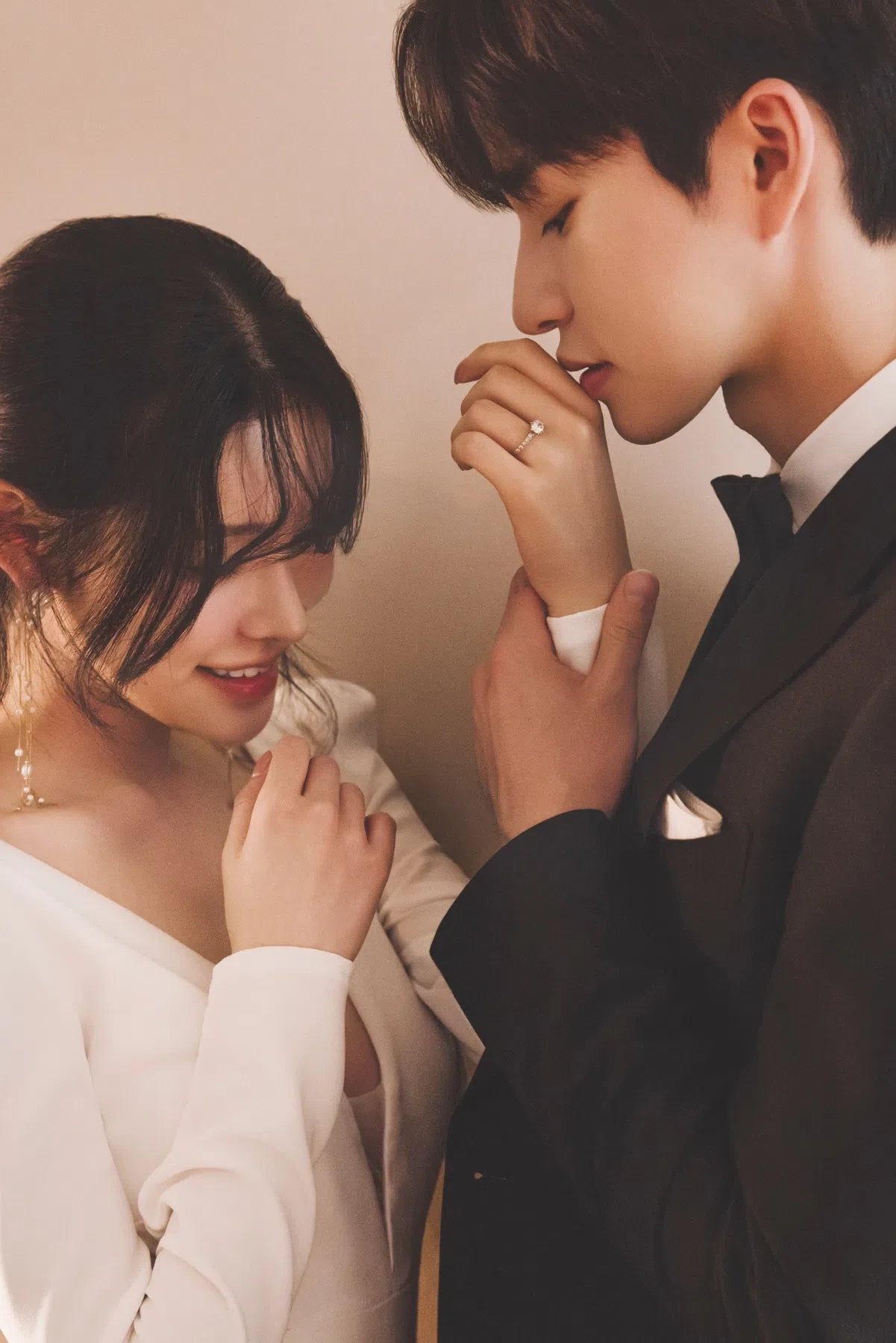 warm indoor의 자연광과 여백을 살린 반지 디테일입니다. 의상 실루엣과 표정 중심의 깨끗한 무드를 확인하기 좋습니다.