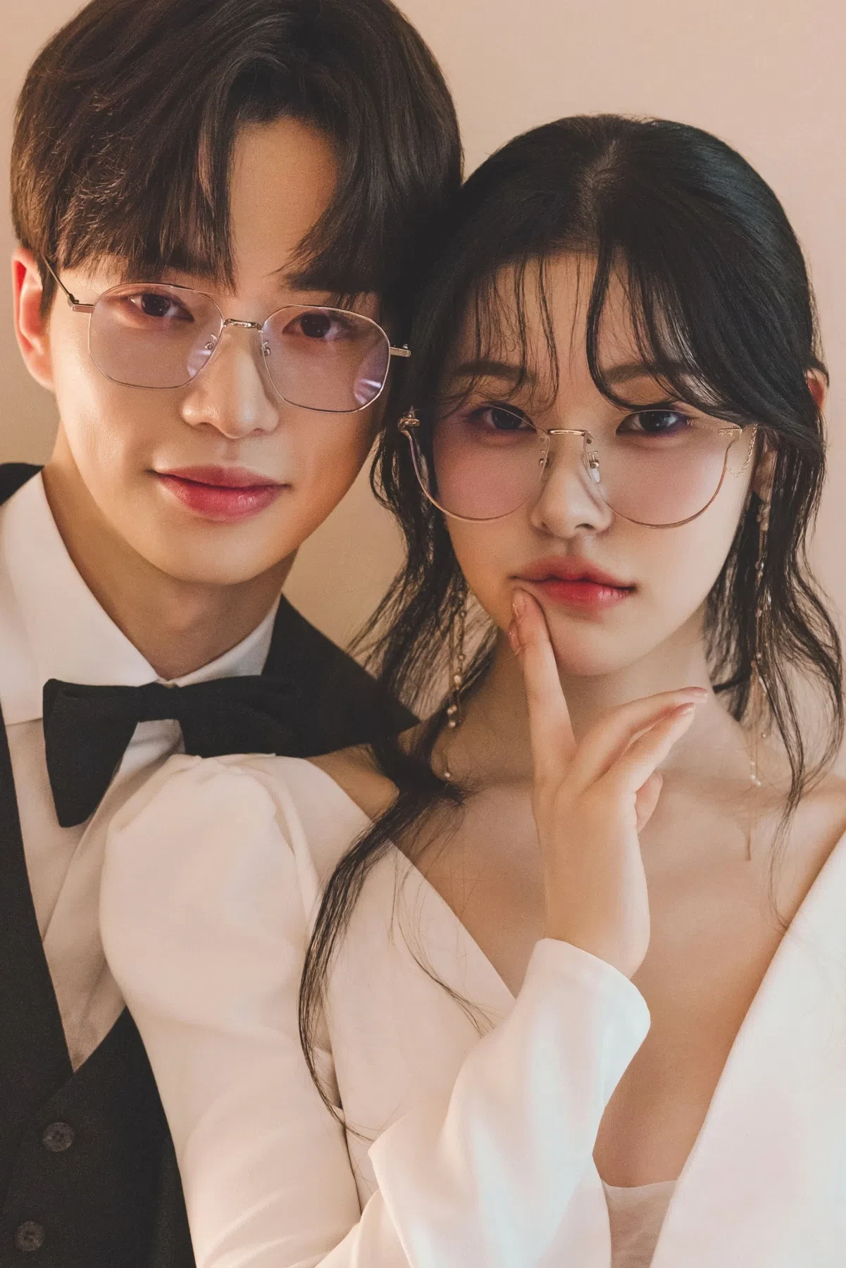 warm indoor의 자연광과 여백을 살린 커플 클로즈업입니다. 의상 실루엣과 표정 중심의 깨끗한 무드를 확인하기 좋습니다.