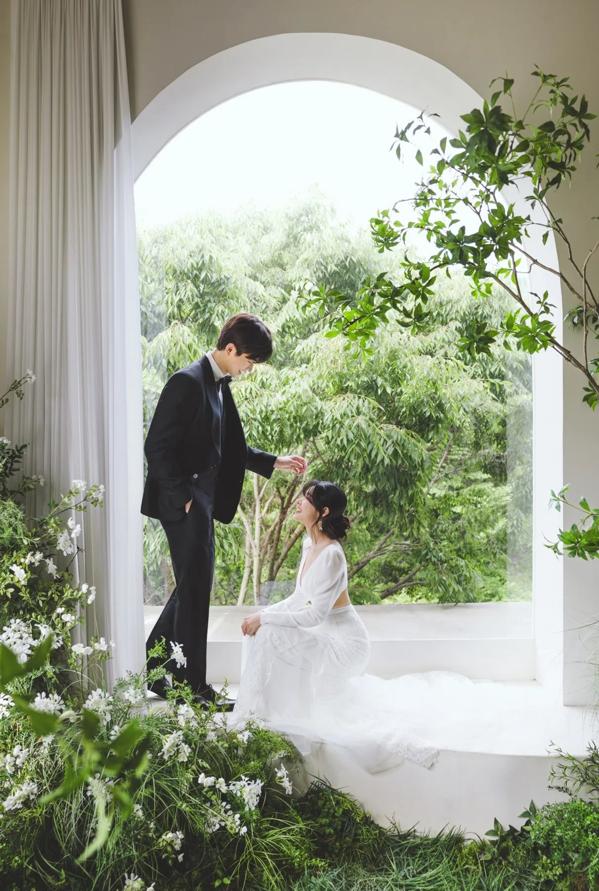 indoor arch window의 자연광과 여백을 살린 포즈 중심 커플 컷입니다. 의상 실루엣과 표정 중심의 깨끗한 무드를 확인하기 좋습니다.