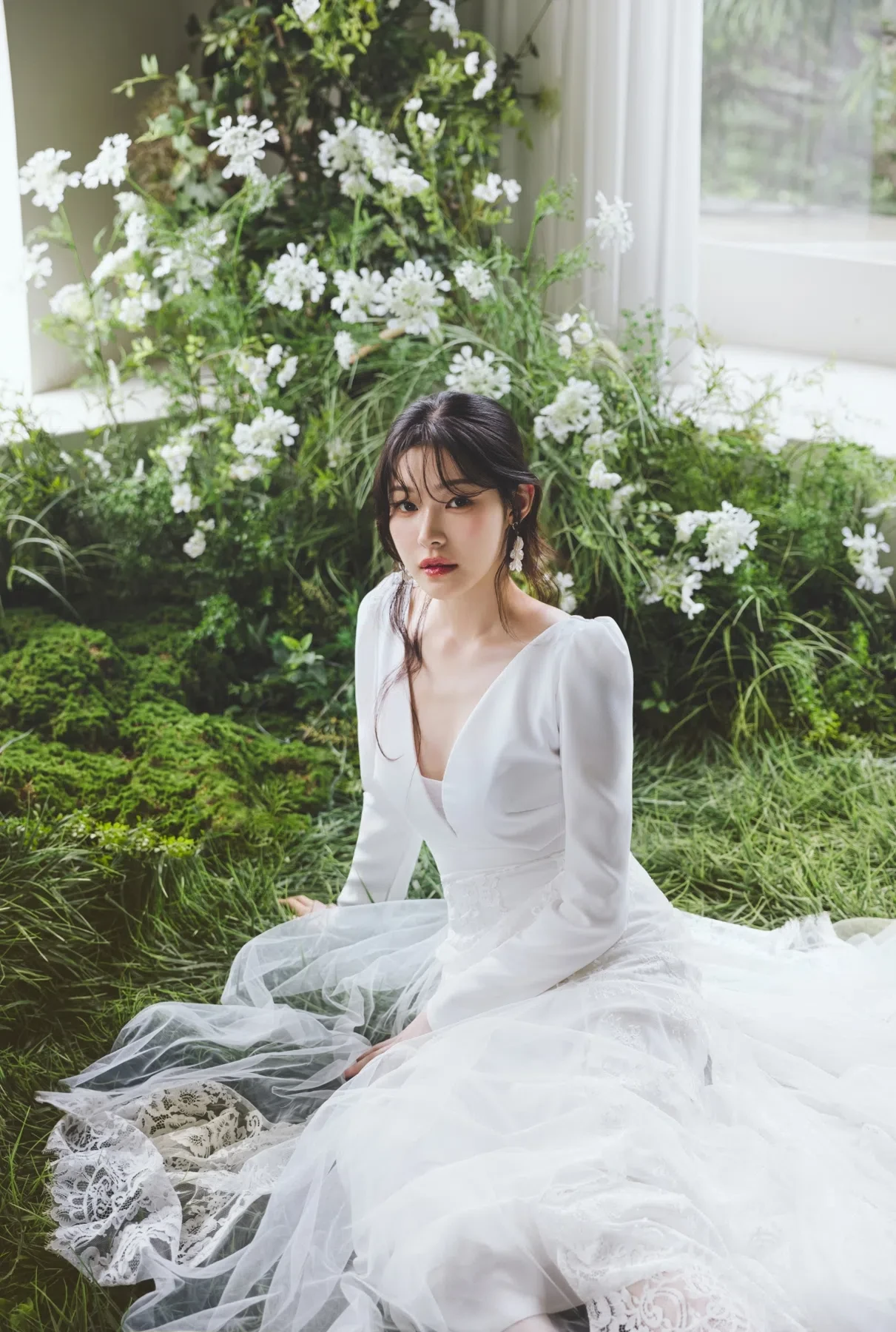 indoor garden의 계절감과 동선을 살린 신부 단독 포트레이트입니다. 자연스러운 움직임과 초록 배경을 원하는 커플에게 어울립니다.