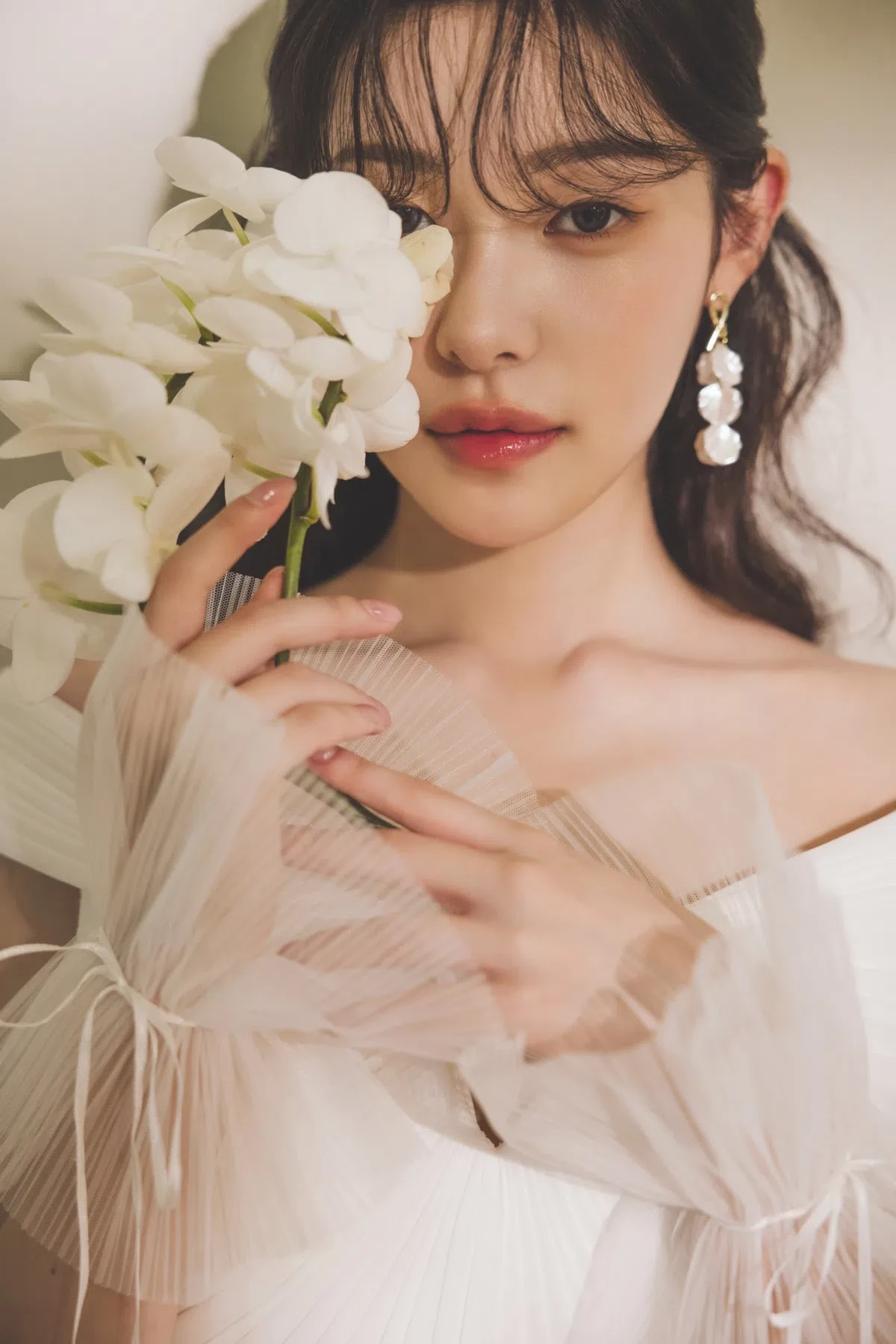 warm indoor의 자연광과 여백을 살린 신부 단독 포트레이트입니다. 의상 실루엣과 표정 중심의 깨끗한 무드를 확인하기 좋습니다.