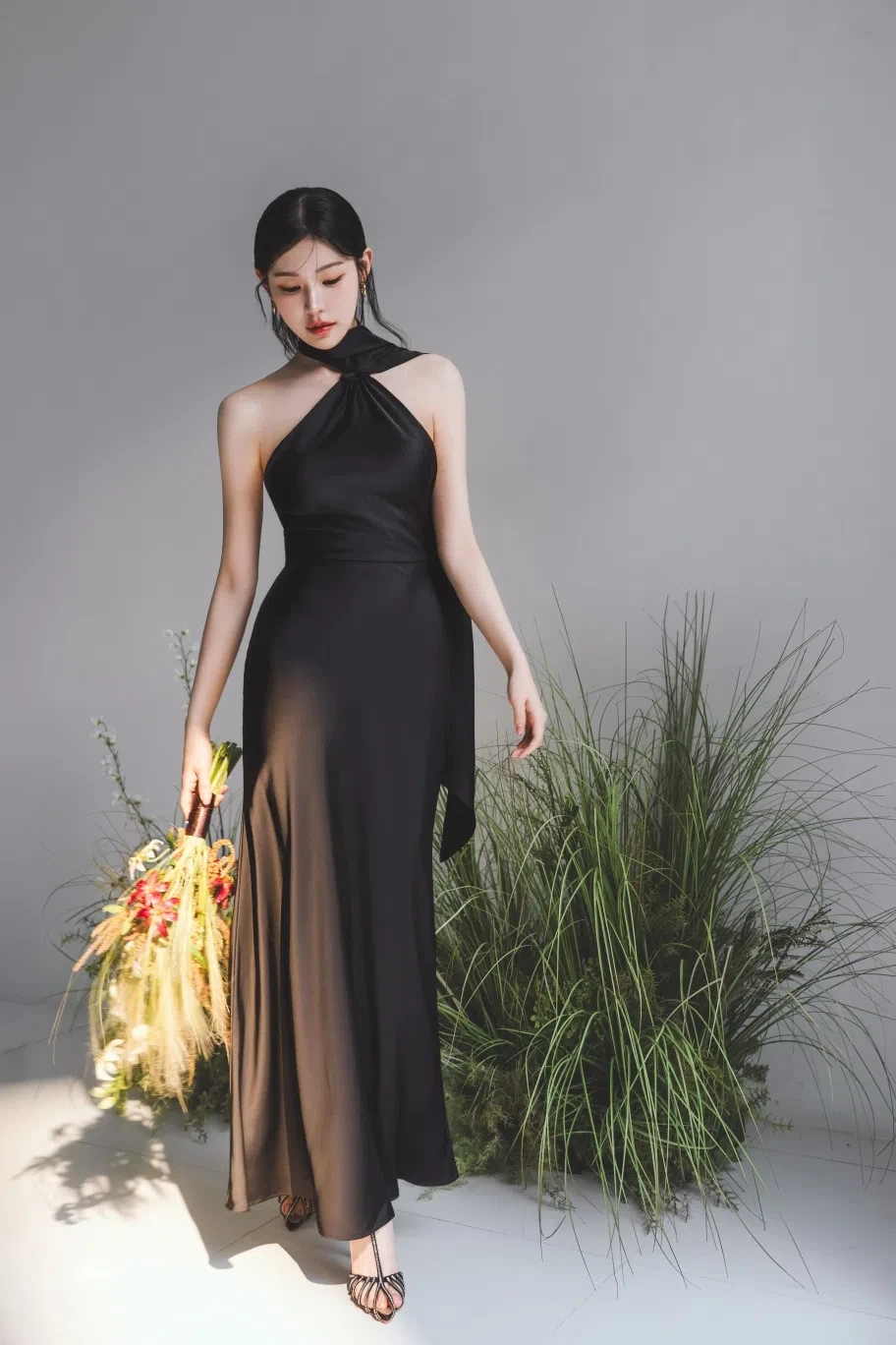 gray studio의 자연광과 여백을 살린 패션 에디토리얼 컷입니다. 의상 실루엣과 표정 중심의 깨끗한 무드를 확인하기 좋습니다.