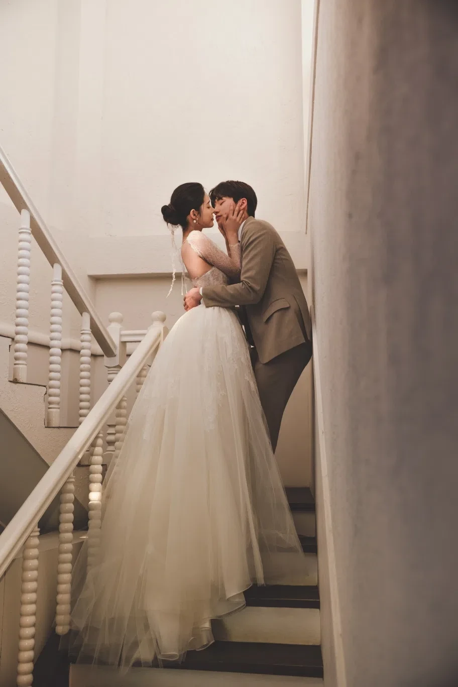 indoor stair의 자연광과 여백을 살린 감성 밀착 커플 컷입니다. 의상 실루엣과 표정 중심의 깨끗한 무드를 확인하기 좋습니다.