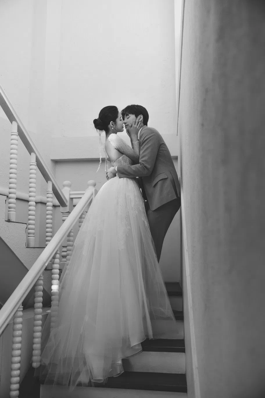 indoor stair bw의 자연광과 여백을 살린 감성 밀착 커플 컷입니다. 의상 실루엣과 표정 중심의 깨끗한 무드를 확인하기 좋습니다.