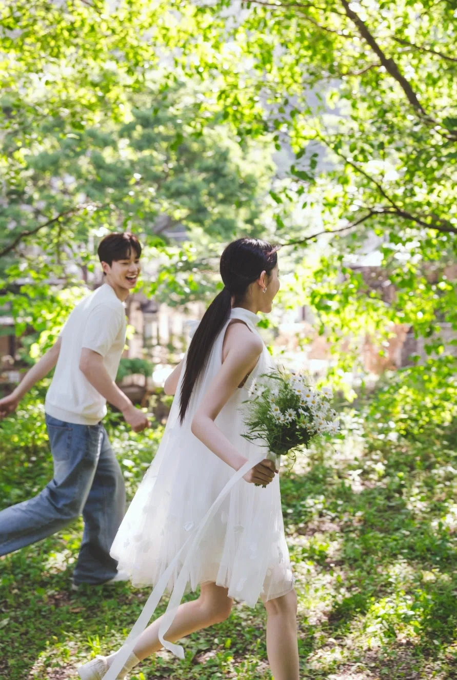 forest green의 계절감과 동선을 살린 라이프스타일 커플 컷입니다. 자연스러운 움직임과 초록 배경을 원하는 커플에게 어울립니다.