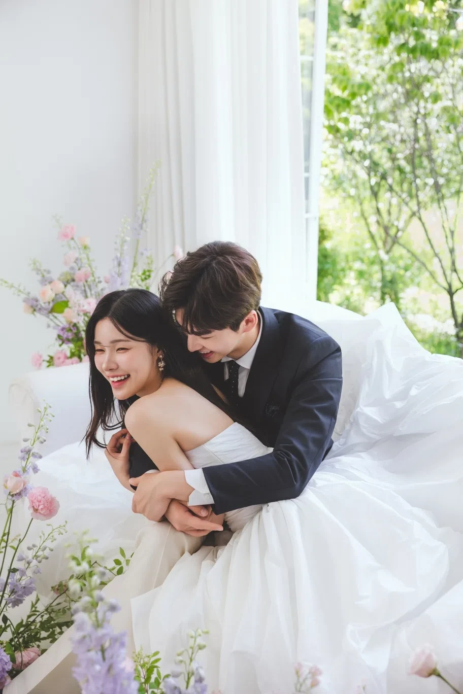 화이트 창가의 자연광과 여백을 살린 라이프스타일 커플 컷입니다. 의상 실루엣과 표정 중심의 깨끗한 무드를 확인하기 좋습니다.