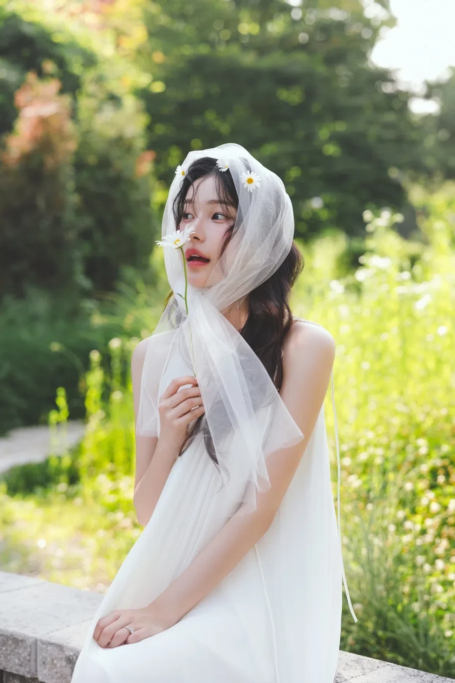 sunny garden의 계절감과 동선을 살린 신부 단독 포트레이트입니다. 자연스러운 움직임과 초록 배경을 원하는 커플에게 어울립니다.