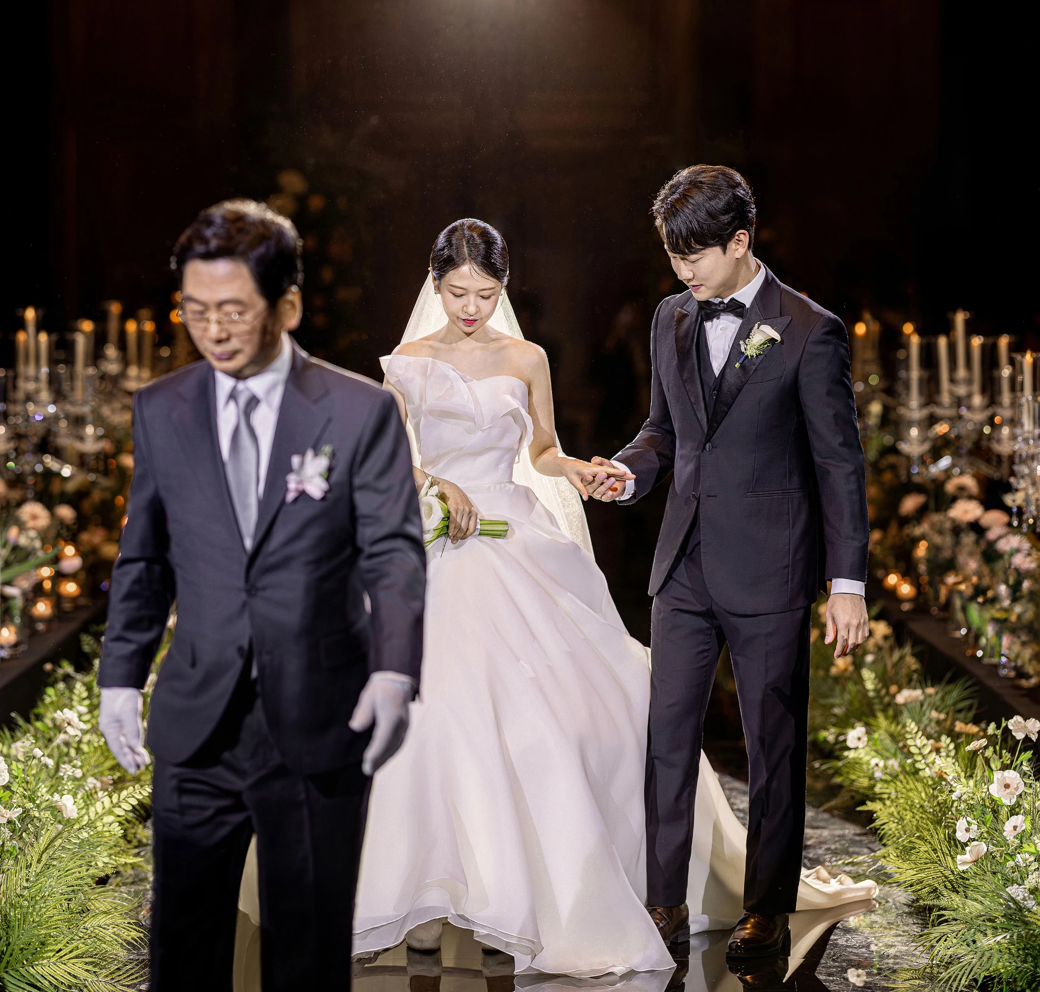 신랑 대기·인물 교감 컷으로, 실내 대기 공간와 턱시도과 부토니에가 함께 보이는 장면입니다.