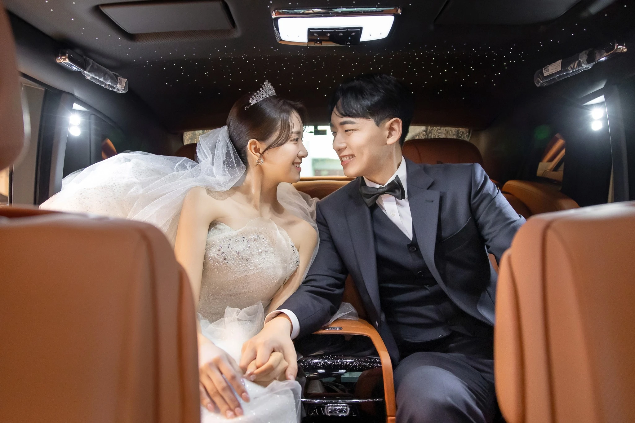 차량 창문 교감 컷으로, 차량 내부와 열린 창문 주변와 차창와 갈색 시트가 함께 보이는 장면입니다.