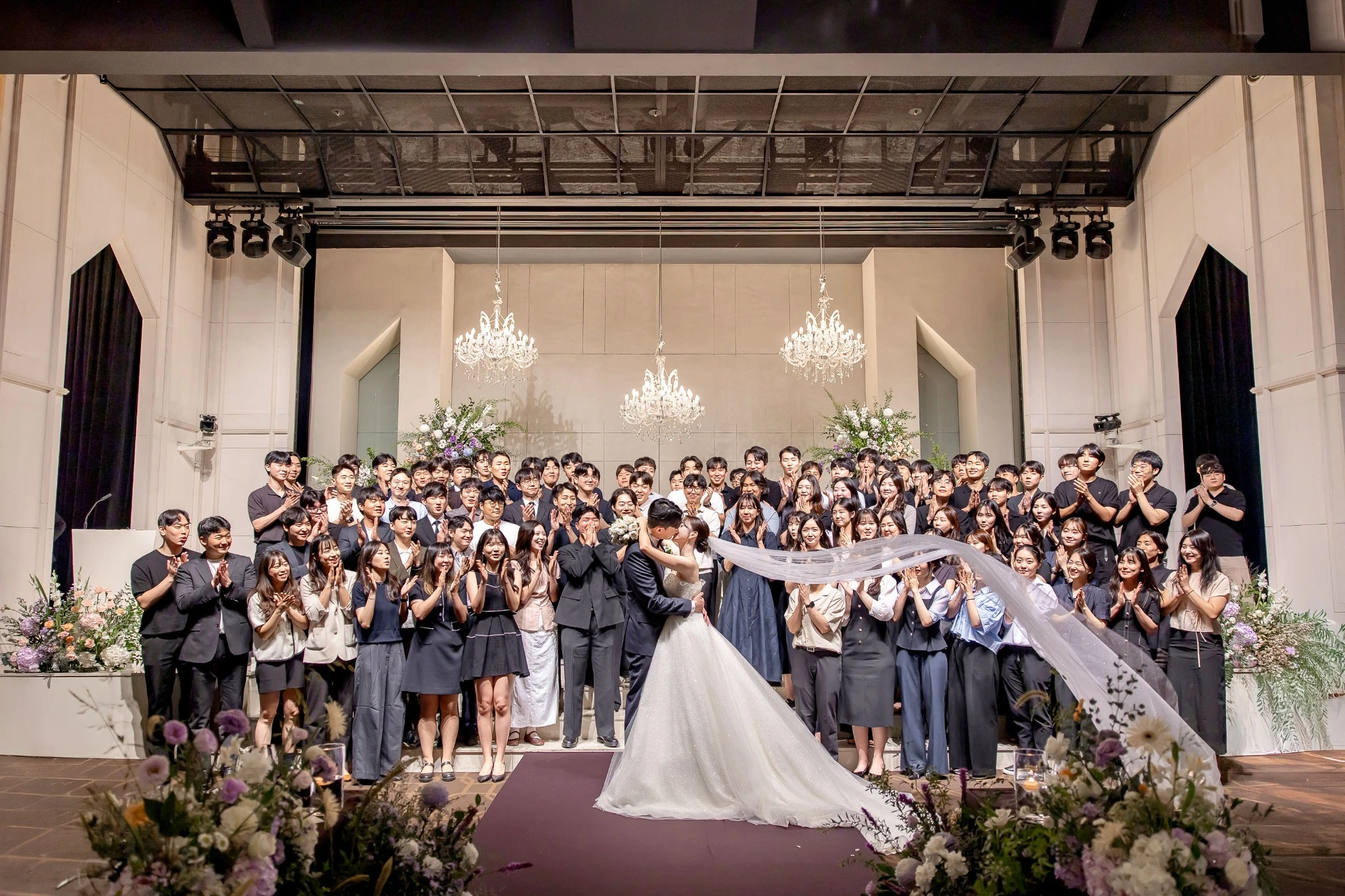 연회홀 하이앵글 전경으로, 2층 시점에서 내려다본 대형 연회홀와 하객석와 스크린가 함께 보이는 장면입니다.