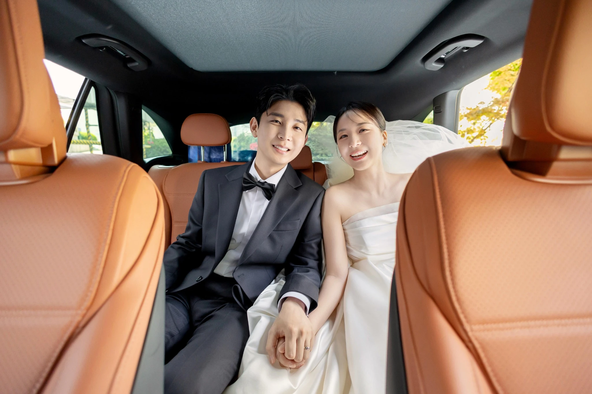 버진로드 커플 컷으로, 테이블이 놓인 실내 예식홀와 샹들리에과 테이블가 함께 보이는 장면입니다.