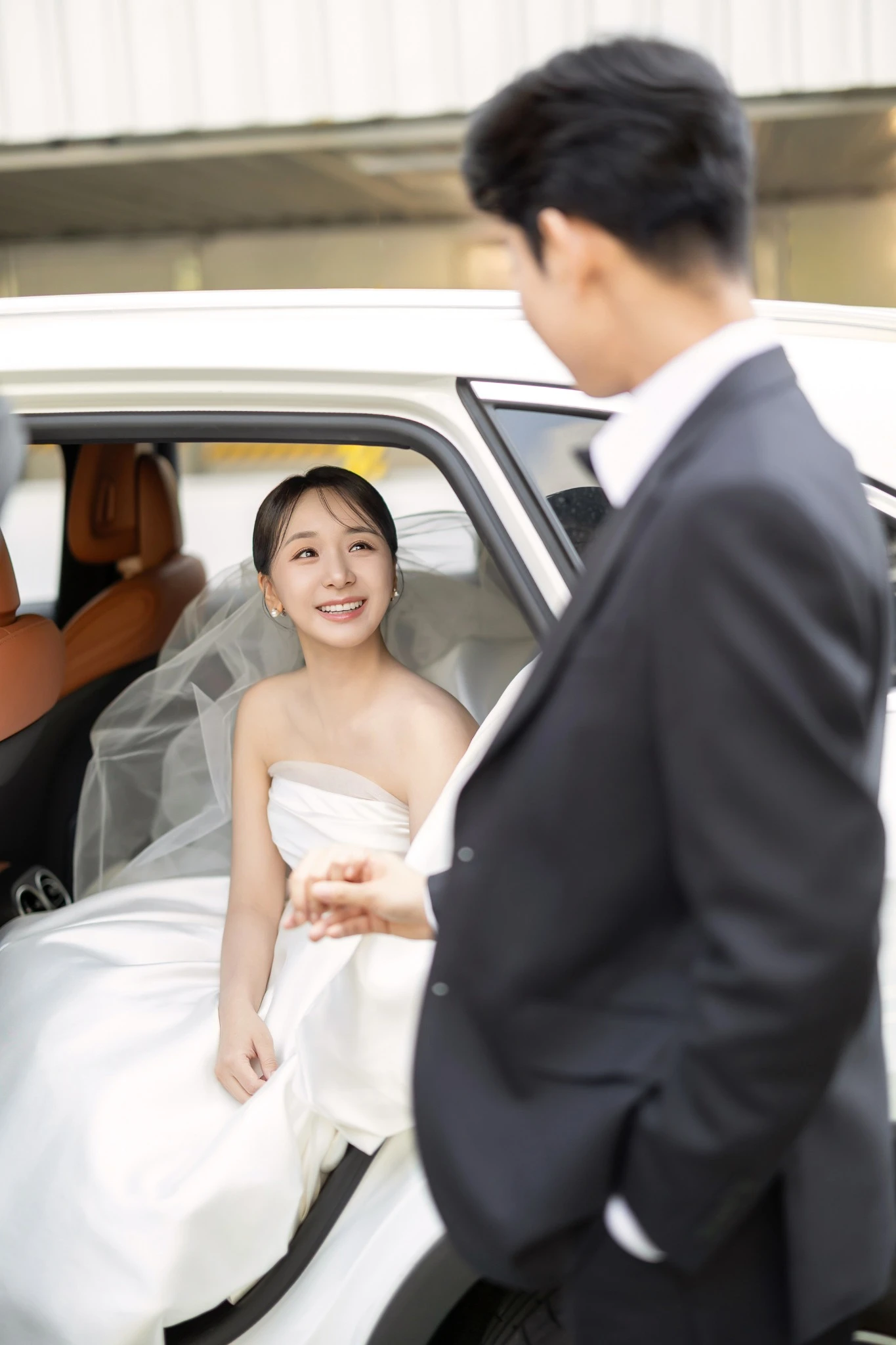플라워 단상 좌석 컷으로, 큰 플라워 아치와 어두운 홀와 NOVOTEL 표기과 대형 꽃장식가 함께 보이는 장면입니다.