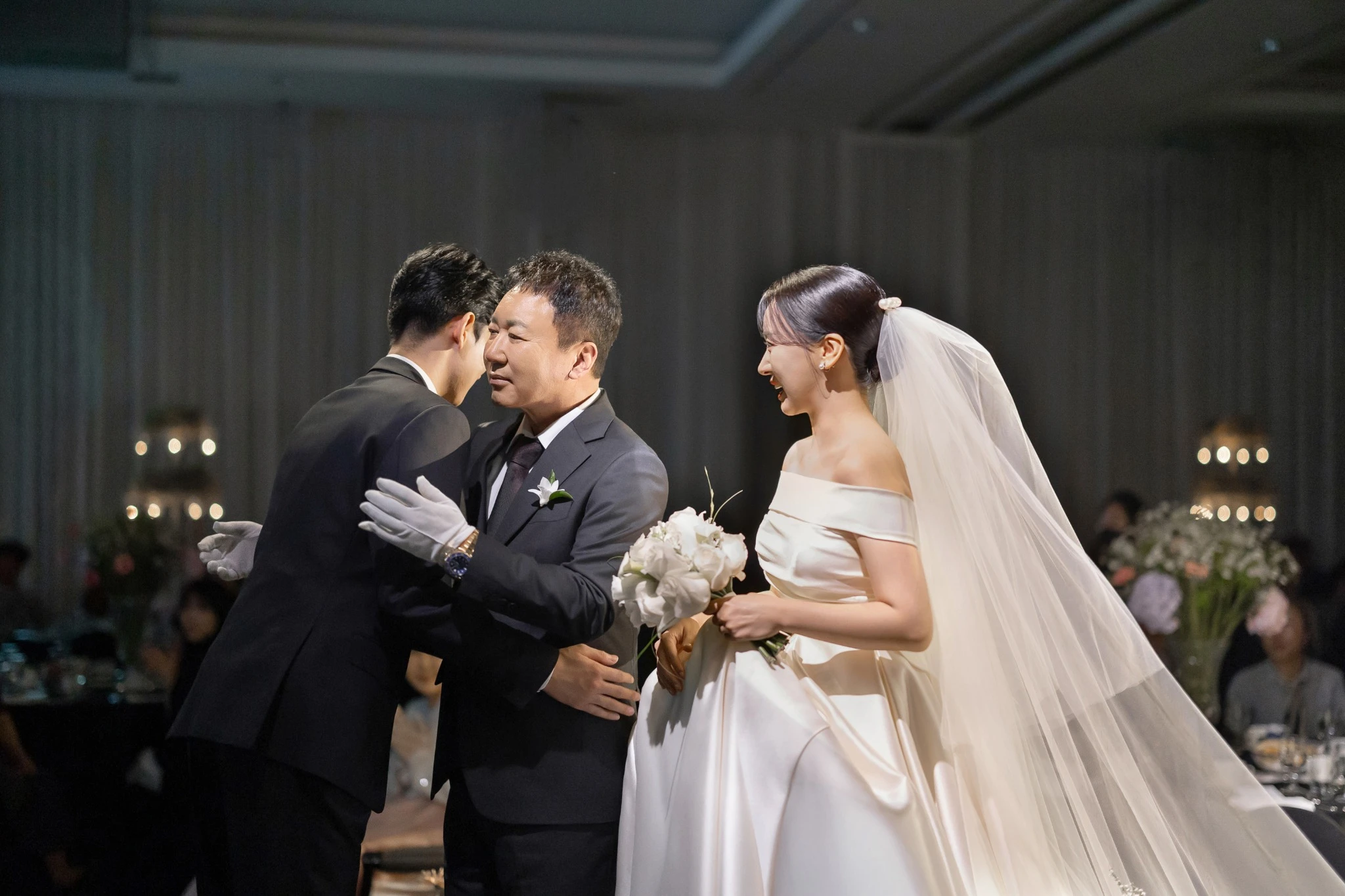 버진로드 이동 컷으로, 샹들리에와 꽃 장식이 있는 예식홀와 샹들리에과 꽃장식가 함께 보이는 장면입니다.