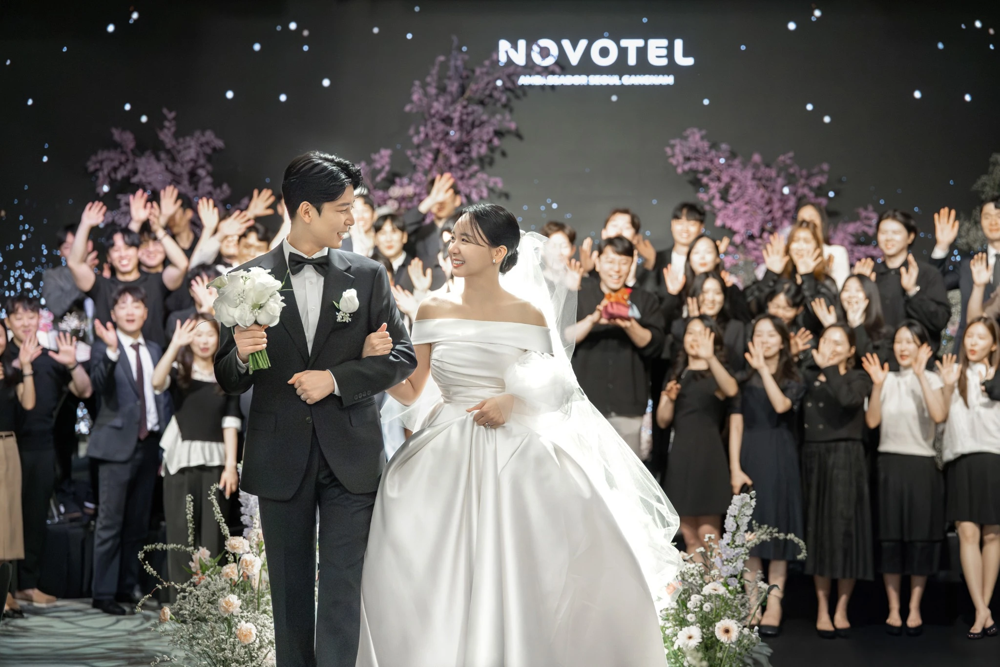 차량 문 주변 교감 컷으로, 차량 문 주변 외부 공간와 차 문와 베일가 함께 보이는 장면입니다.