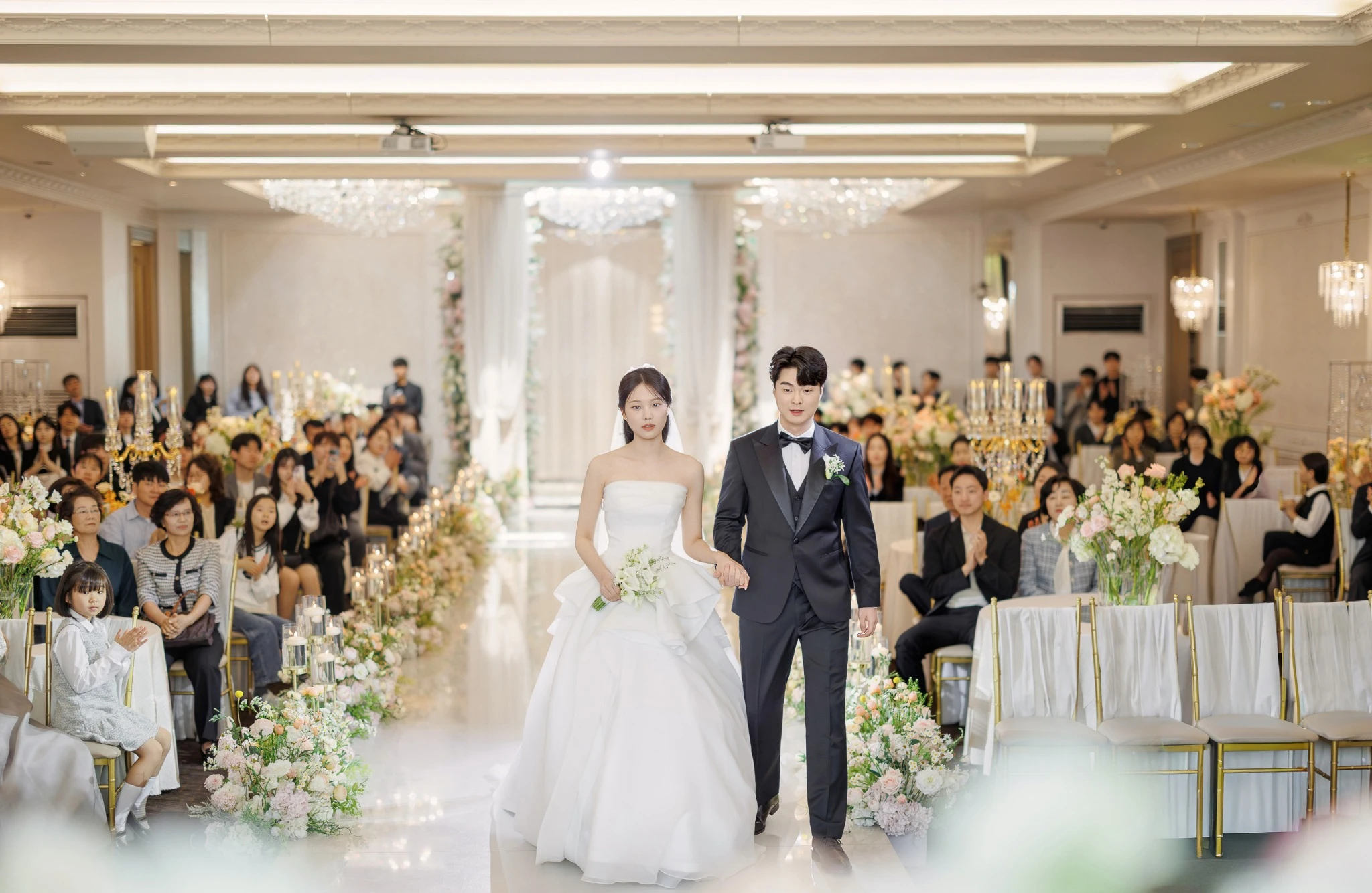 문 프레임 입장 장면으로, 나무 문과 꽃기둥이 있는 실내 입구와 목재 문와 꽃기둥가 함께 보이는 장면입니다.
