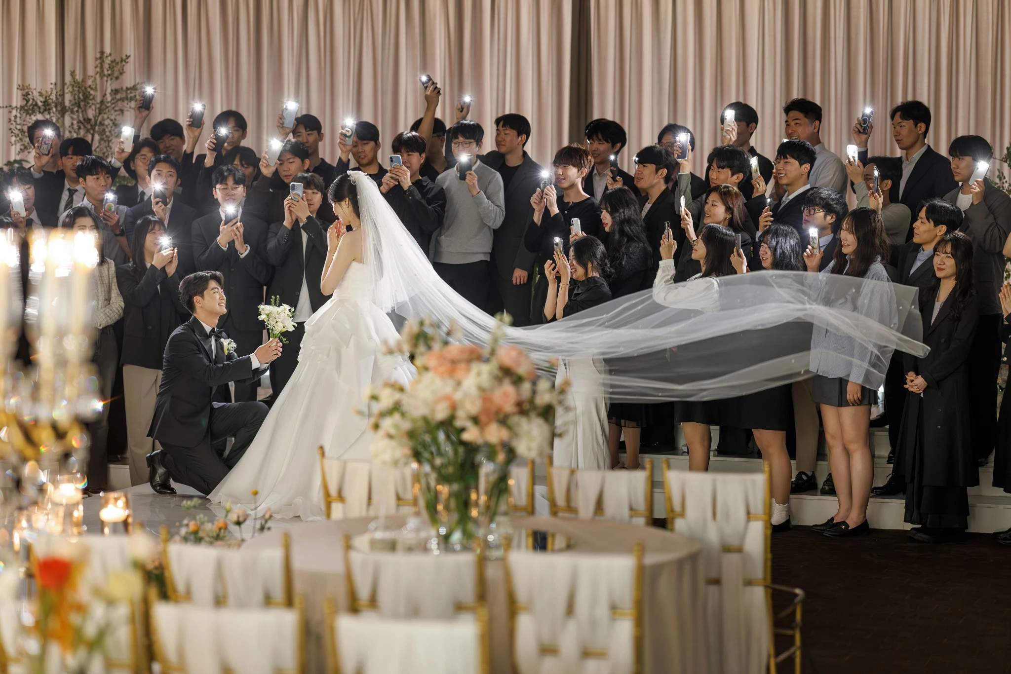 입장·행진 장면으로, 밝은 홀 버진로드와 하객석와 하객와 꽃길가 함께 보이는 장면입니다. 공개 갤러리에서 장면 설명용으로 사용할 수 있습니다.