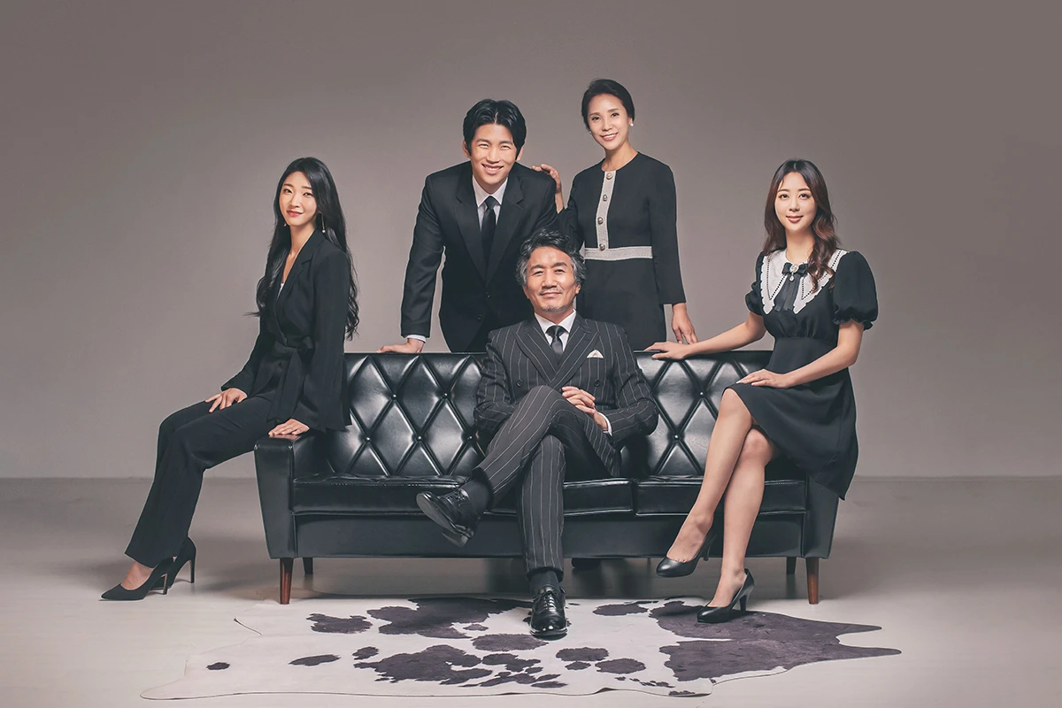 밝은 흰색 스튜디오 배경에서 풍선을 든 성인 남녀 2명이 흰 배경 앞에 각각 나뉘어 배치된 사진이며, 검정과 흰색 풍선가 장면의 구성을 보완합니다.