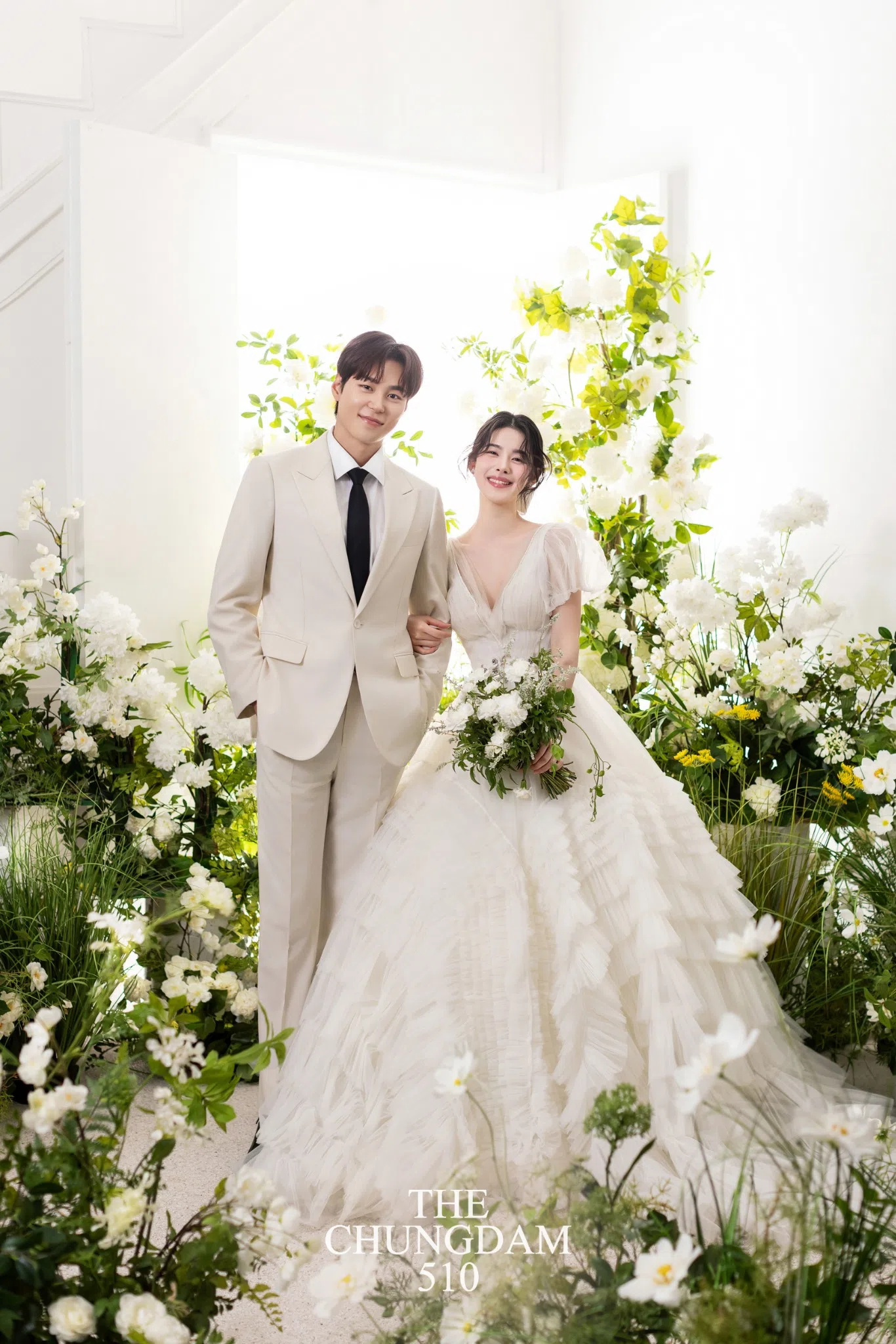 Happy Wedding Day 문구 앞에서 신랑신부가 잔을 들고 있는 파티 콘셉트 웨딩 사진